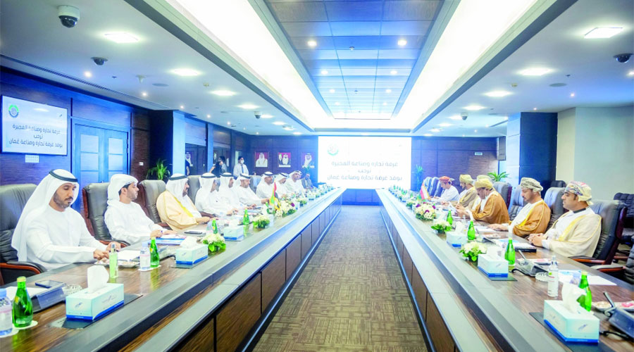 الشرقي خلال استقباله الوفد العماني 